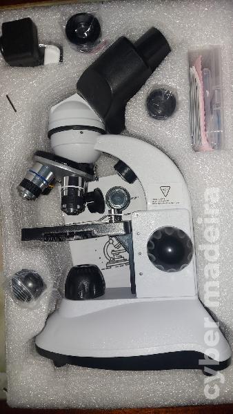 Microscópio binocular com ocular eletrónico.