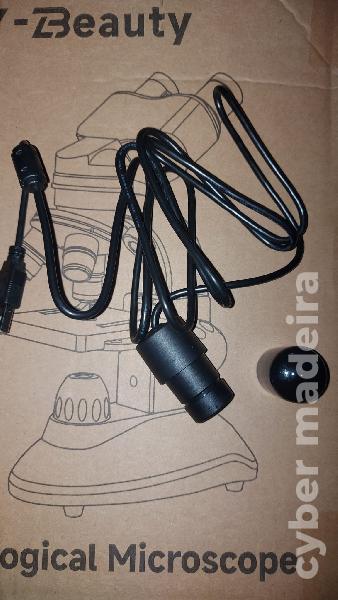 Microscópio binocular com ocular eletrónico.