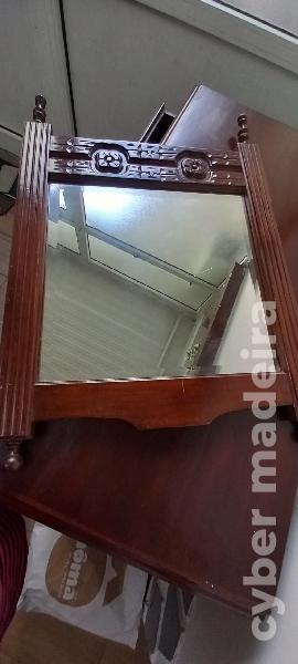 Cómoda com 4 gavetas e com espelho