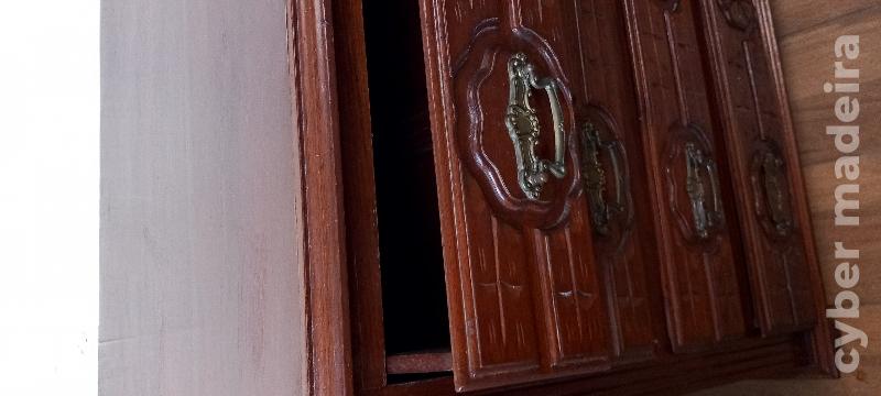 Cómoda com 4 gavetas e com espelho