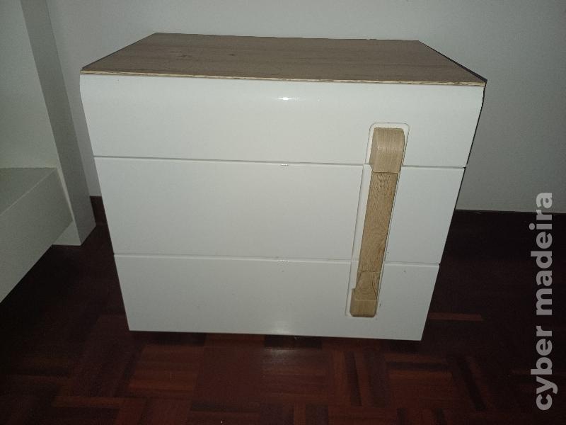 2 mesas de cabeceira 3 gavetas.