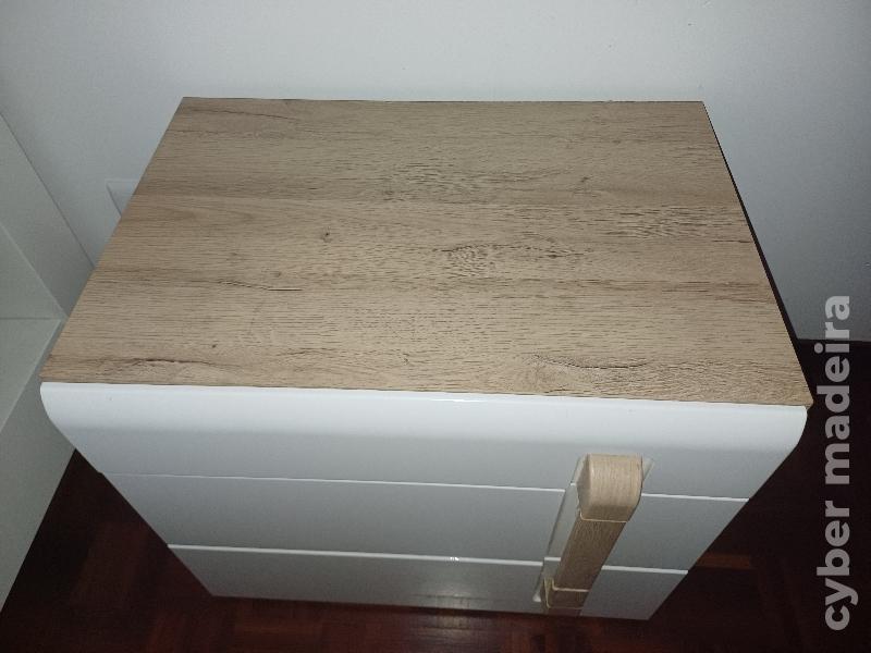 2 mesas de cabeceira 3 gavetas.