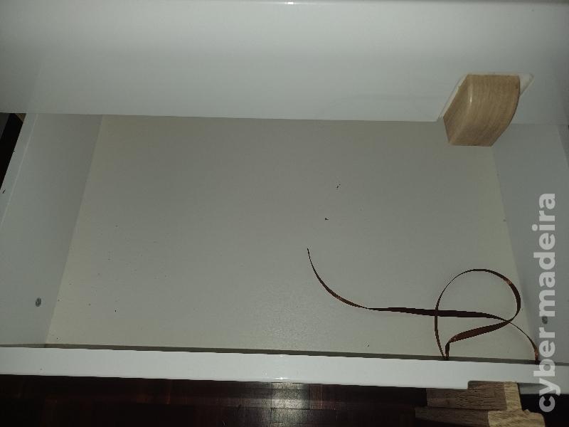 2 mesas de cabeceira 3 gavetas.