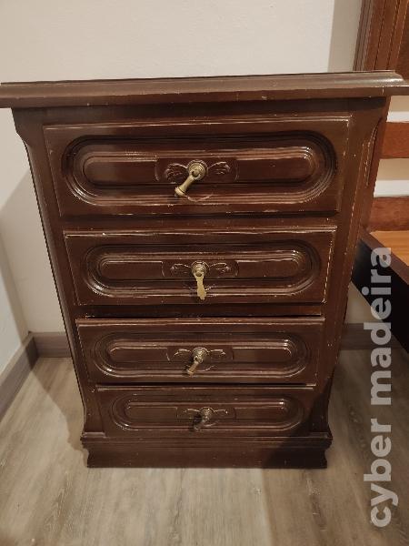 Cama de Casal + Estrado + 2 Mesas de Cabeceira