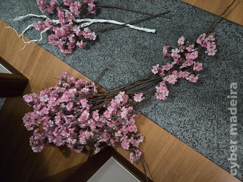 Decoração de parede com flores artificiais
