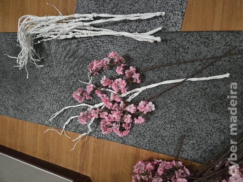 Decoração de parede com flores artificiais