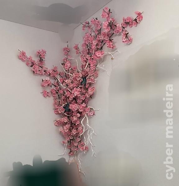 Decoração de parede com flores artificiais