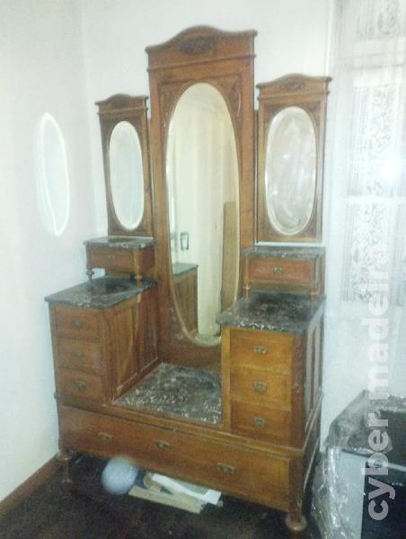 Conjunto de quarto: Toucador com espelho guarda roupa e duas mesas de cabeceira.