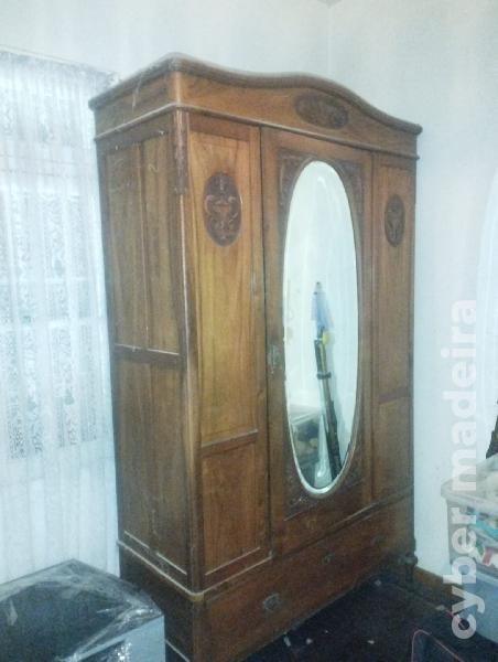 Conjunto de quarto: Toucador com espelho guarda roupa e duas mesas de cabeceira.