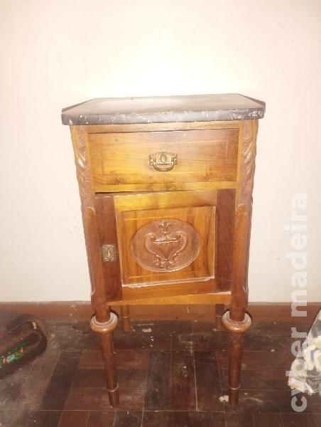 Conjunto de quarto: Toucador com espelho guarda roupa e duas mesas de cabeceira.