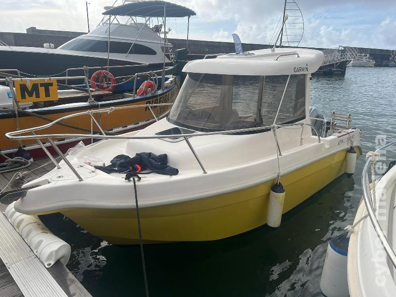 Lancha Cabinada Marian 6m — Marina da Calheta
