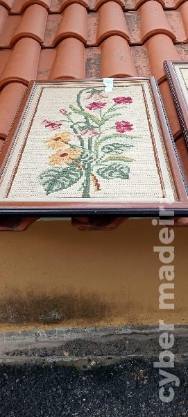Quadros com ponto de Arraiolos grandes e pequenos