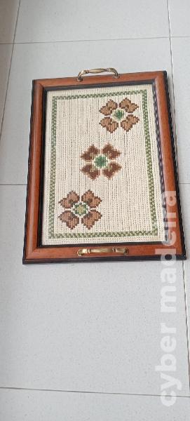 Quadros com ponto de Arraiolos grandes e pequenos