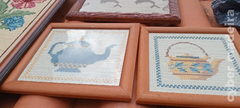 Quadros com ponto de Arraiolos grandes e pequenos