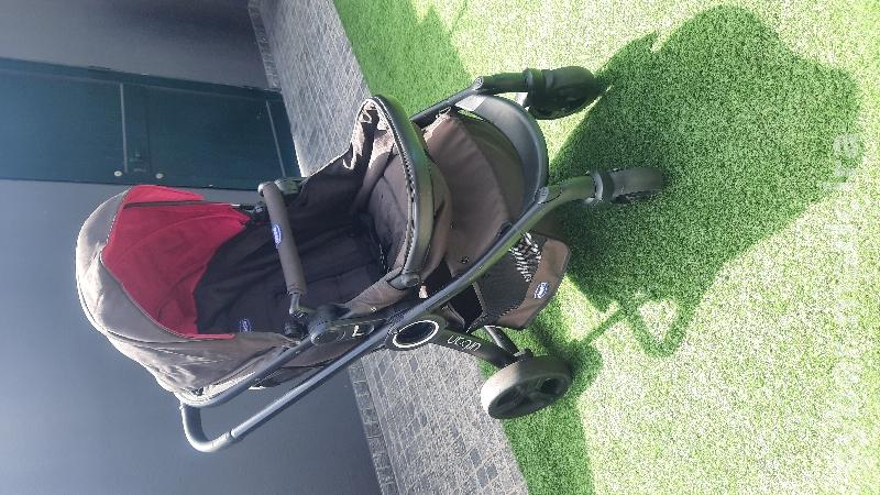 Carrinho de bebé preto com acessórios em rosa