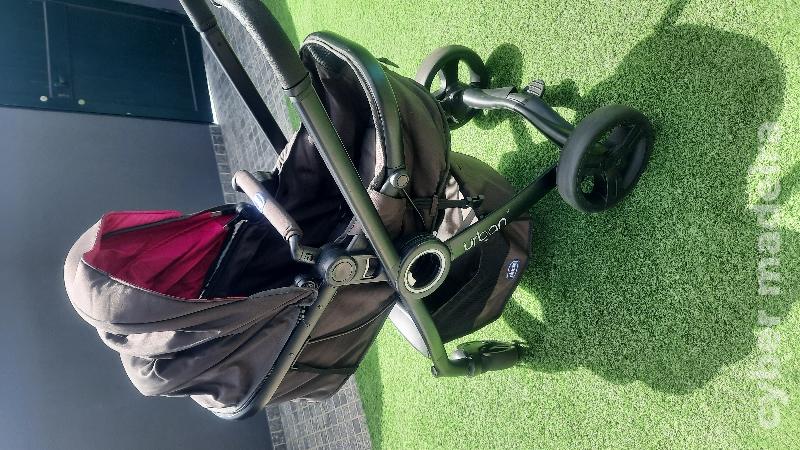 Carrinho de bebé preto com acessórios em rosa