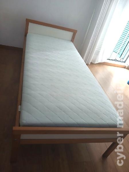Cama de criança do IKEA e colchão