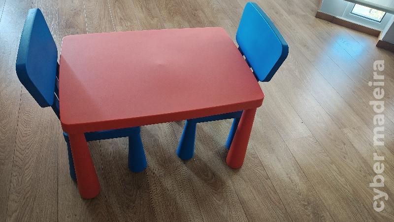 Mesa e cadeiras de criança IKEA