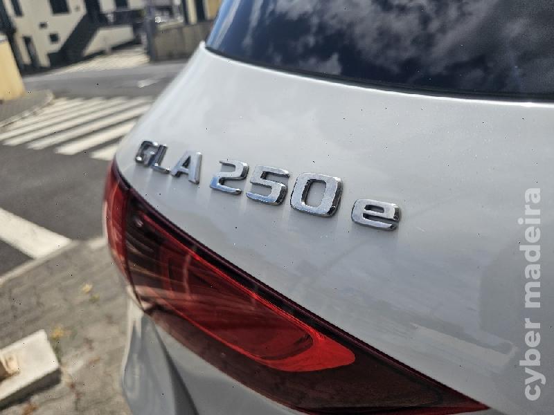 MERCEDES GLA 250 e AMG Line 218cv AUTO Híbrido