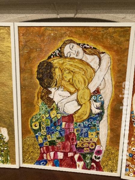 O Beijo Abraço em Família Mãe e Filho --3 pinturas à mão inspiradas no Universo de Gustav Klimt