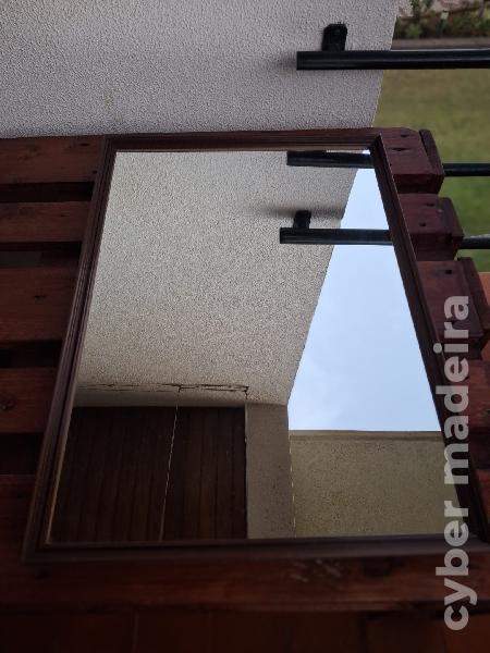 Espelho com moldura castanha