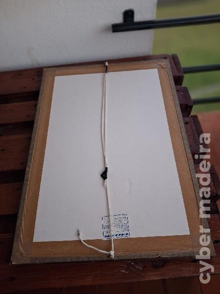 Espelho com moldura castanha