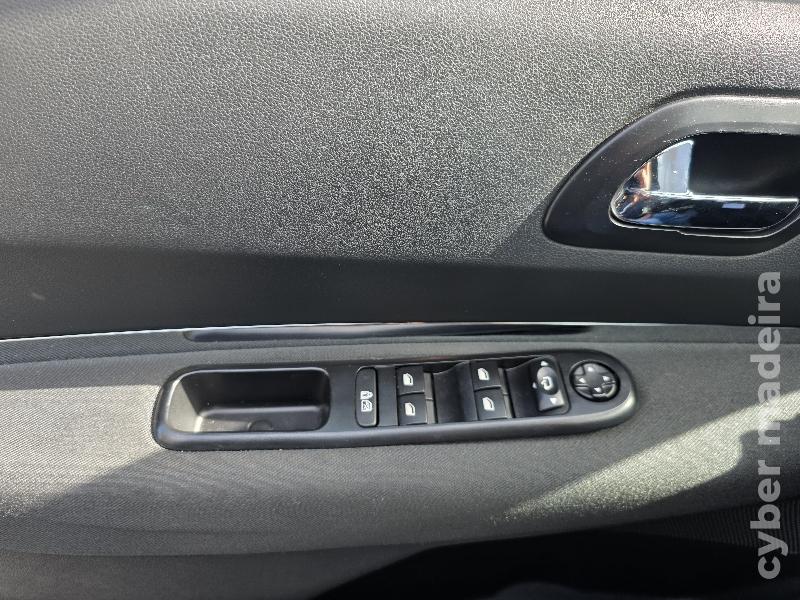PEUGEOT 3008 1.6 HDi STYLE AUTOMÁTICO Gasóleo