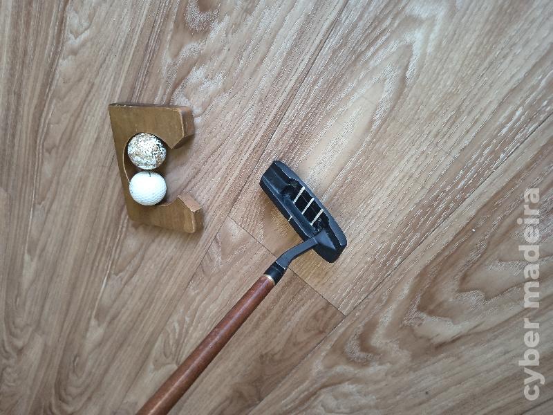 Kit de Golfe de Interior / Escritório – Taco Putter Alvo de Madeira e Bolas