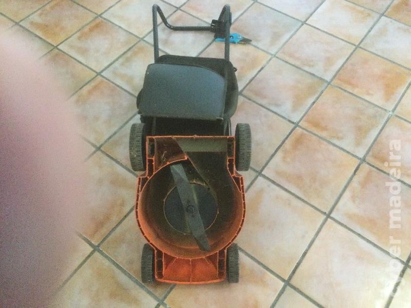 Máquina de cortar relva com pouco uso.