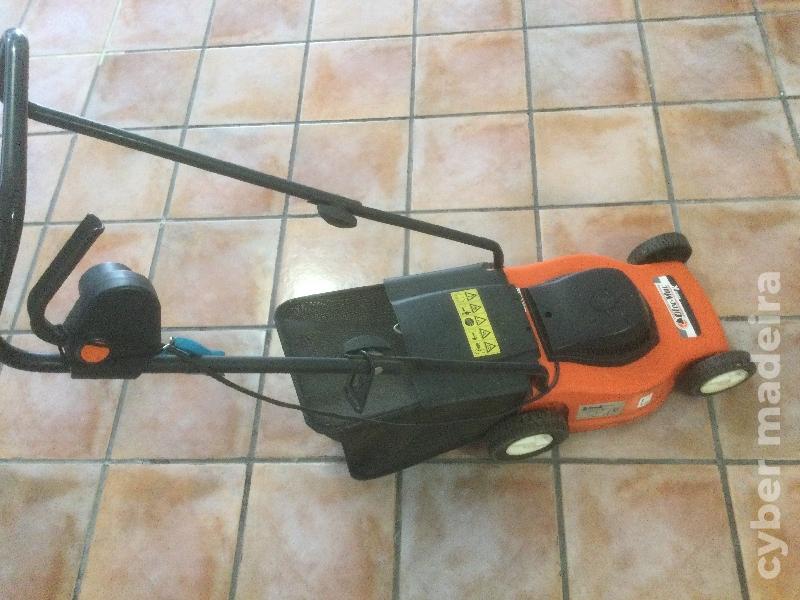 Máquina de cortar relva com pouco uso.