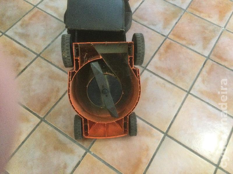 Máquina de cortar relva com pouco uso.