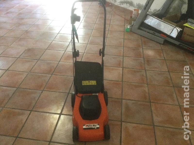 Máquina de cortar relva com pouco uso.