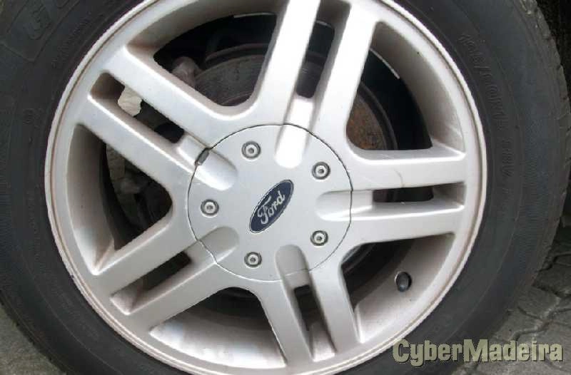 Jantes Ford só tem 2 15" com pneus