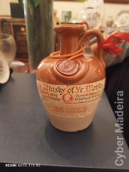 Garrafa de Ye Whisky of ye monks 