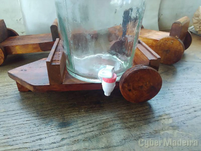 Garrafão antigo com turneira e carroça