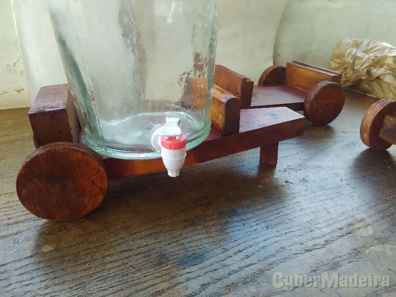 Garrafão antigo com turneira e carroça