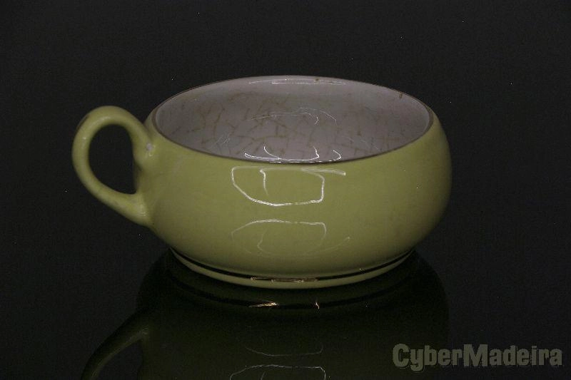 Chávena antiga com fio de ouro