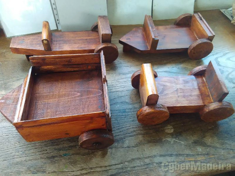 Garrafão antigo com turneira e carroça