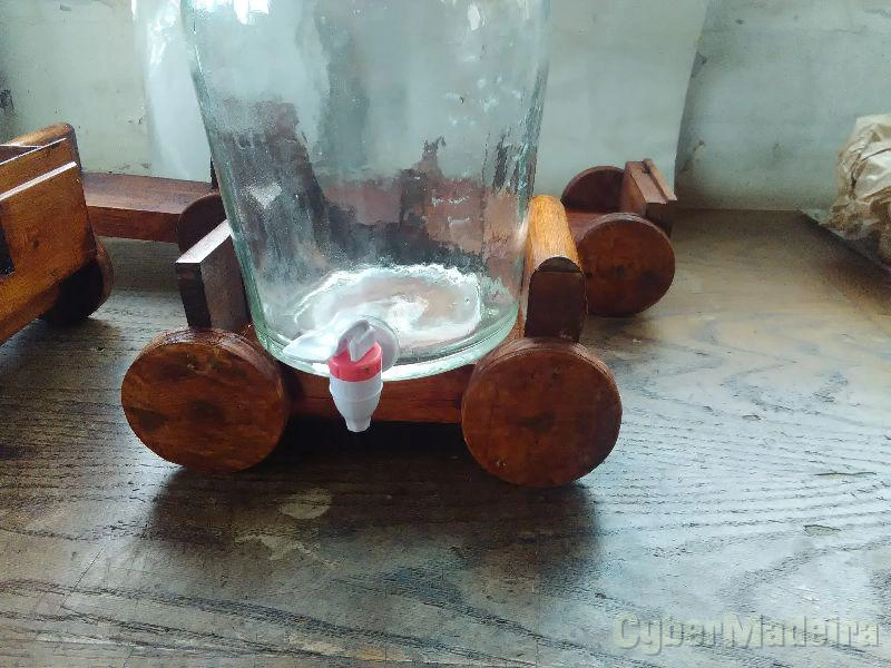 Garrafão antigo com turneira e carroça