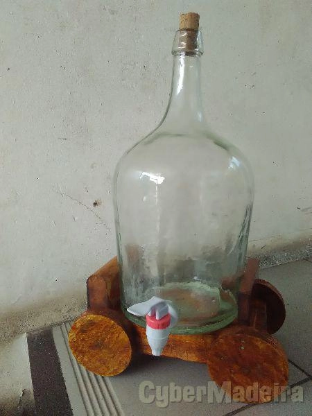 Garrafão antigo com turneira e carroça