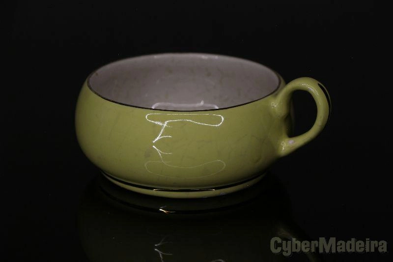 Chávena antiga com fio de ouro