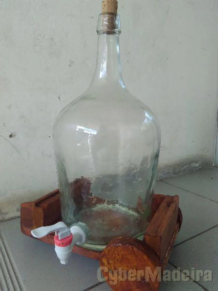 Garrafão antigo com turneira e carroça