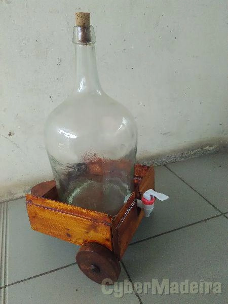 Garrafão antigo com turneira e carroça