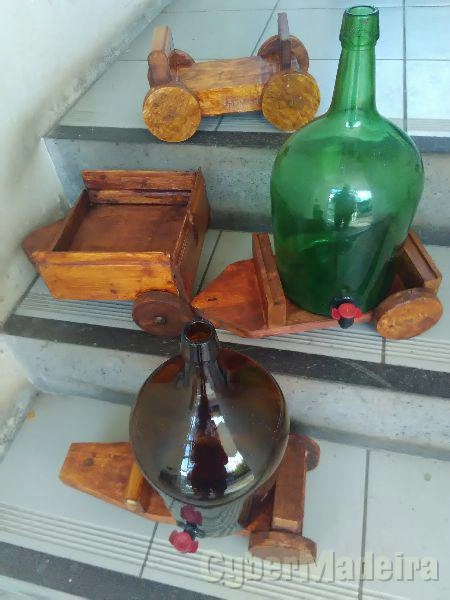 Garrafão antigo com turneira e carroça