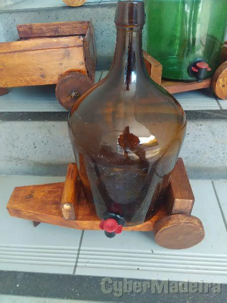 Garrafão antigo com turneira e carroça