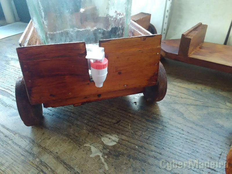Garrafão antigo com turneira e carroça