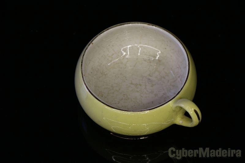 Chávena antiga com fio de ouro