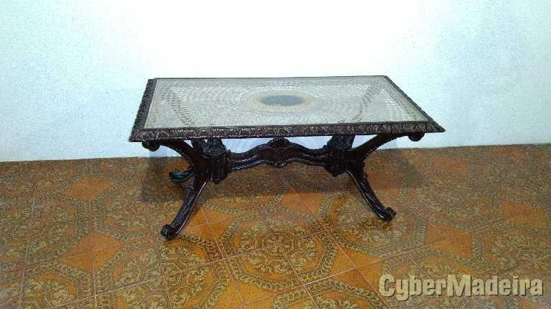 MESA DE CENTRO EM MADEIRA TRABALHADA E PALHINHA