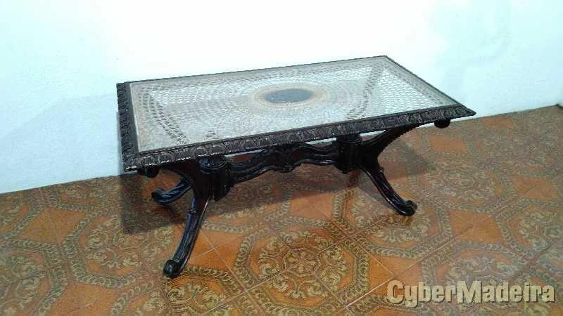 MESA DE CENTRO EM MADEIRA TRABALHADA E PALHINHA