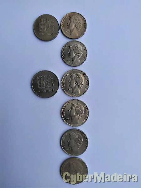 Moedas em cupro níquel com valor facial de 25 escudos